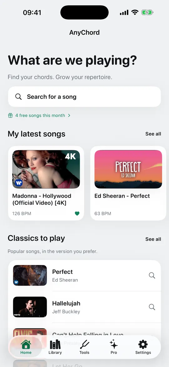 Der Startbildschirm von AnyChord: ein Suchfeld, die zuletzt analysierten Songs und eine Liste von Klassikern.