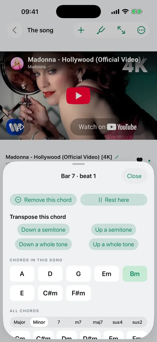 Das Korrekturblatt über einem Song: der bearbeitete Schlag, seine Aktionen und die Akkorde des Songs zur Auswahl.